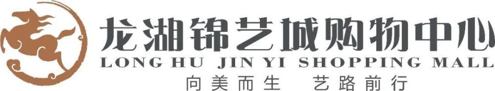 露出一身小麦色的结实肌肤，身上还残存着一颗颗晶莹的水珠儿。
